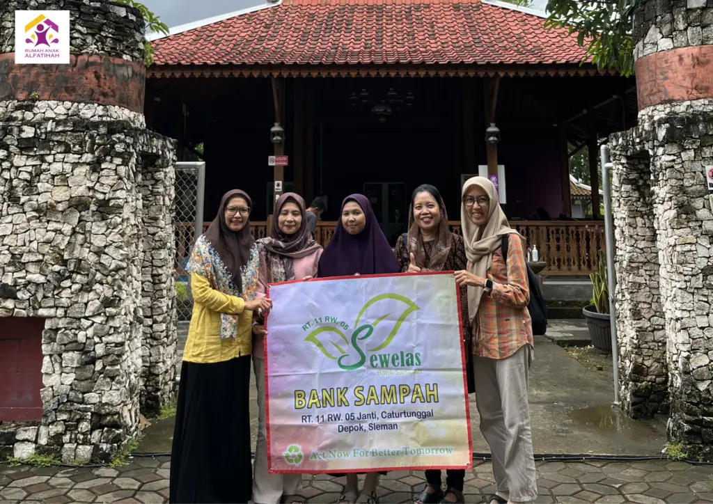 Follow Sosial Media Kami! Like, Comment, dan Share! Instagram : @rumahanakalfatihah TikTok : rumahanakalfatihah YouTube : rumahanakalfatihah Website : rumahanakalfatihah Nomor Admin : Admin Kunjungan Tamu Penulis : Devian Putri Ardela (Admin Kunjungan Tamu)