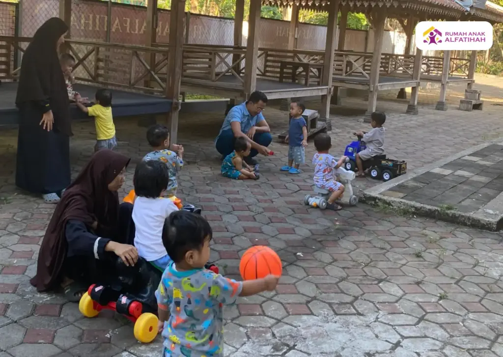 Lebih dari Sekadar Main: Manfaat Hebat Aktivitas Luar Ruangan bagi Stimulus Bayi-bayi Rumah Anak Alfatihah