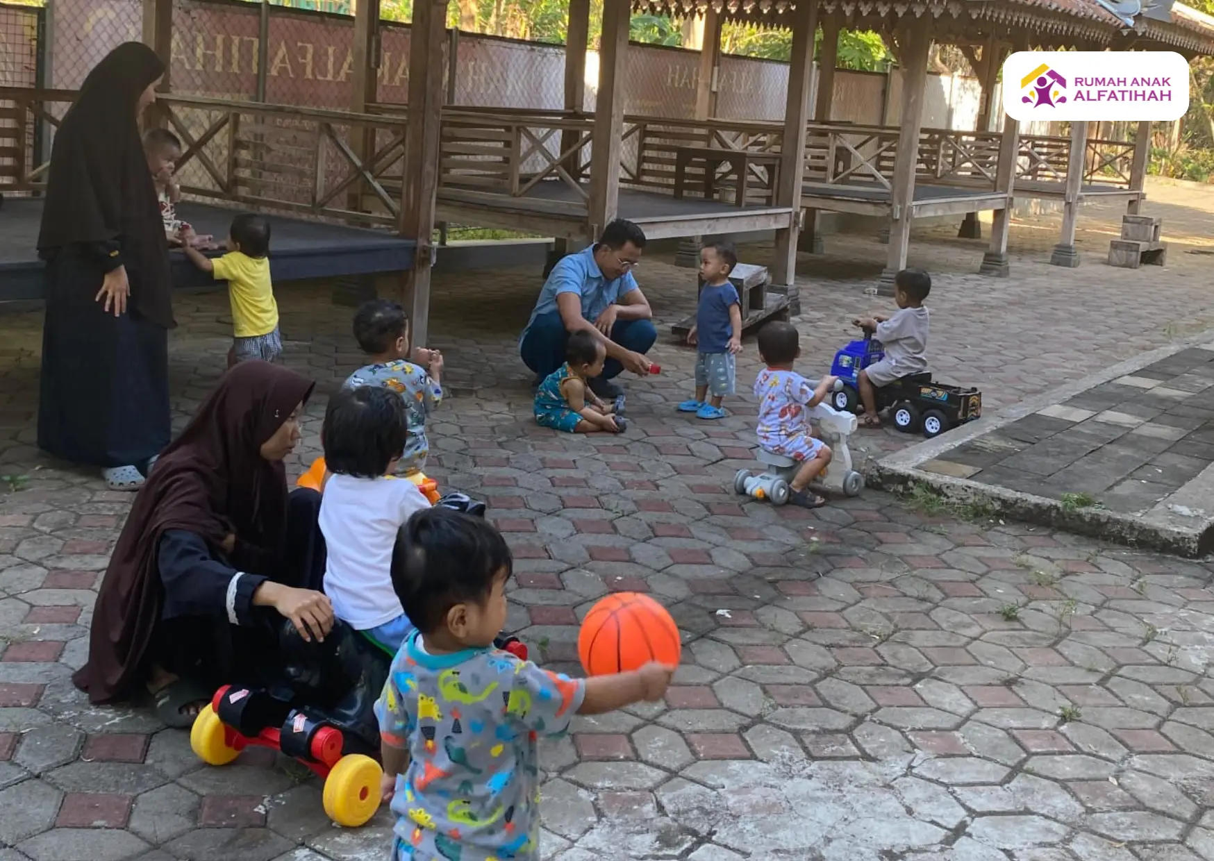 Lebih dari Sekadar Main: Manfaat Hebat Aktivitas Luar Ruangan bagi Stimulus Bayi-bayi Rumah Anak Alfatihah